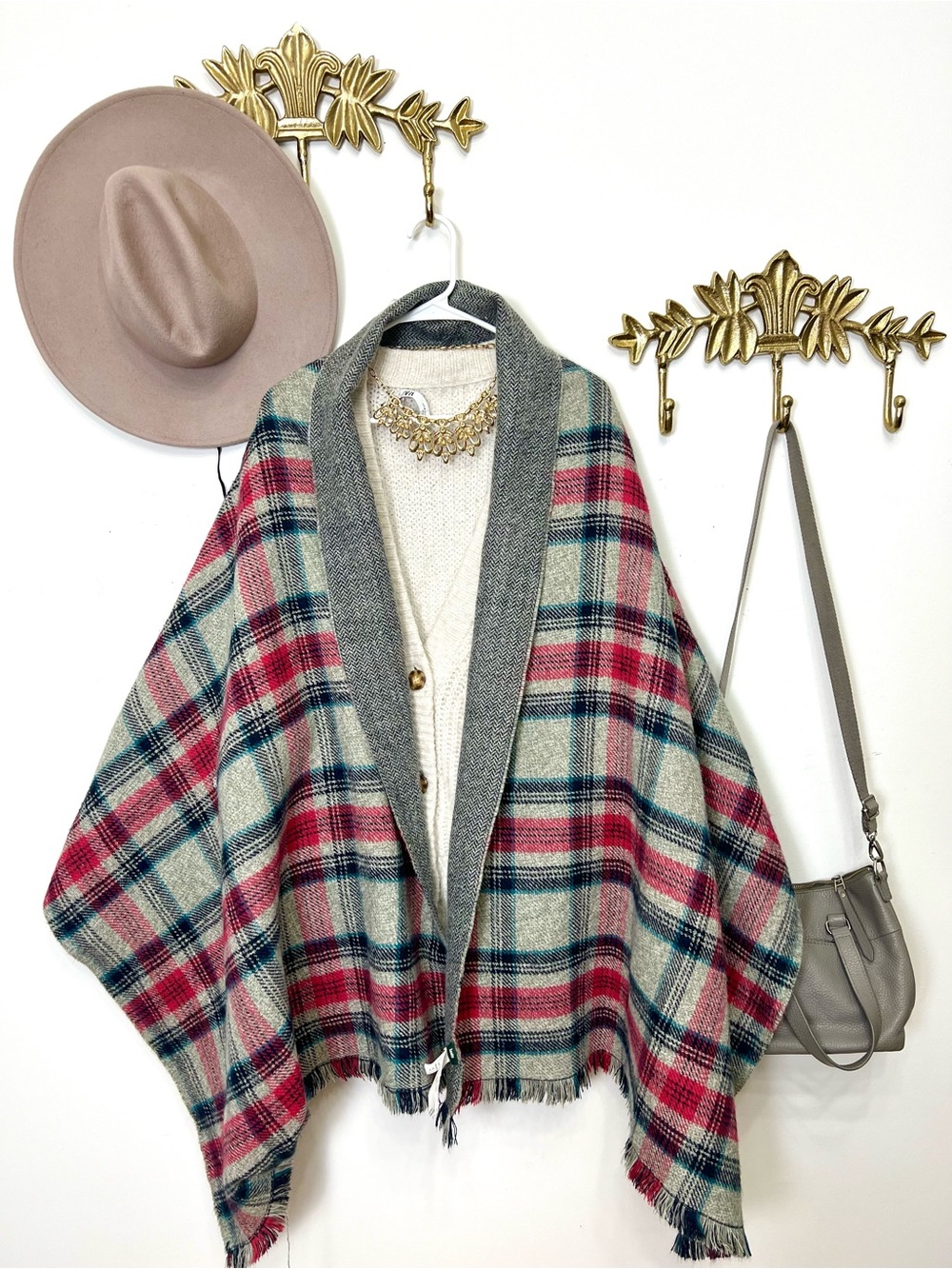 ROOTS Beautiful cozy plaid scarf/shawl - Picture 6 of 7
